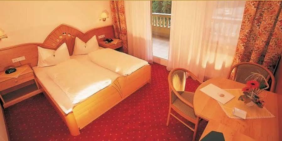Hotel Maria Theresia Schlanders Exterior foto